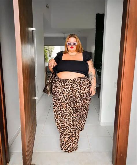 Fotos: Nua, Thais Carla exibe o corpo e dá lição de autoestima .